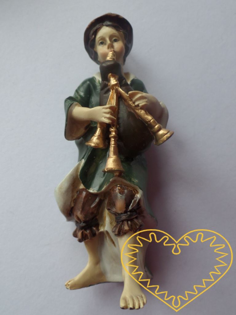 Dudák v hnědém klobouku a zeleném plášti s dechovými trojhlasými dudami - figurka. Vhodná do betlémů i jako samostatná dekorace.