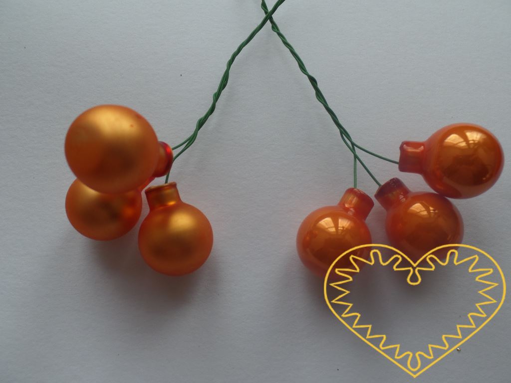 Oranžové skleněné kuličky na drátcích Ø 2 cm - svazek obsahuje 3 kuličky. Sami si zvolte, zda chcete svazek koulí lesklých či matných. Délka drátku cca 8 cm. Krásná přízdoba obzvláště k výrobě adventních a vánočních dekorací.