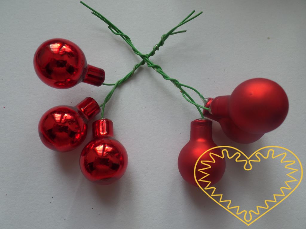 Červené skleněné kuličky na drátcích Ø 2 cm - svazek obsahuje 3 kuličky. Sami si zvolte, zda chcete svazek koulí lesklých či matných. Délka drátku cca 8 cm. Krásná přízdoba obzvláště k výrobě adventních a vánočních dekorací.