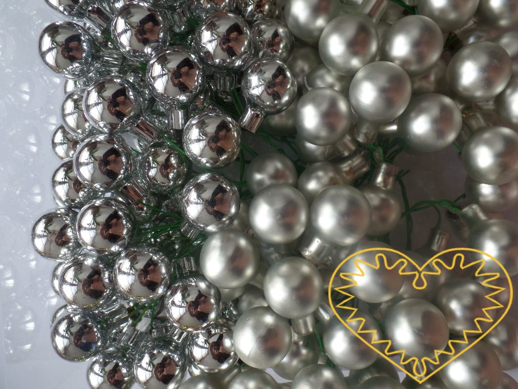 Stříbrné skleněné kuličky na drátcích Ø 2 cm - 144 ks. V sadě se nachází koule lesklé i matné, což umožňuje tvořit zajímavé aranže.