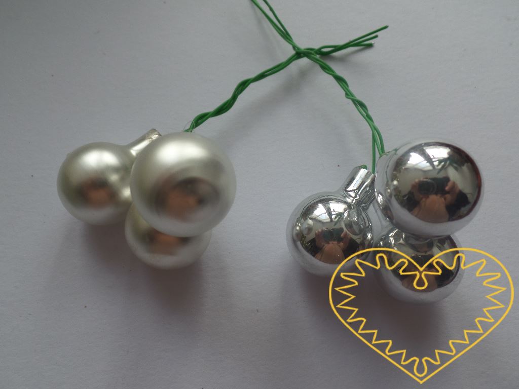 Stříbrné skleněné kuličky na drátcích Ø 2 cm - svazek obsahuje 3 kuličky. Sami si zvolte, zda chcete svazek koulí lesklých či matných. Délka drátku cca 8 cm. Krásná přízdoba obzvláště k výrobě adventních a vánočních dekorací.
