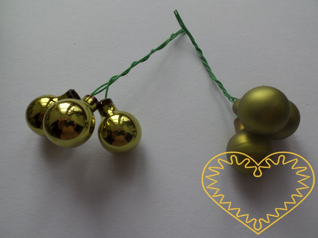 Zelené skleněné kuličky na drátcích Ø 2 cm - 144 ks. V sadě se nachází koule lesklé i matné, což umožňuje tvořit zajímavé aranže.