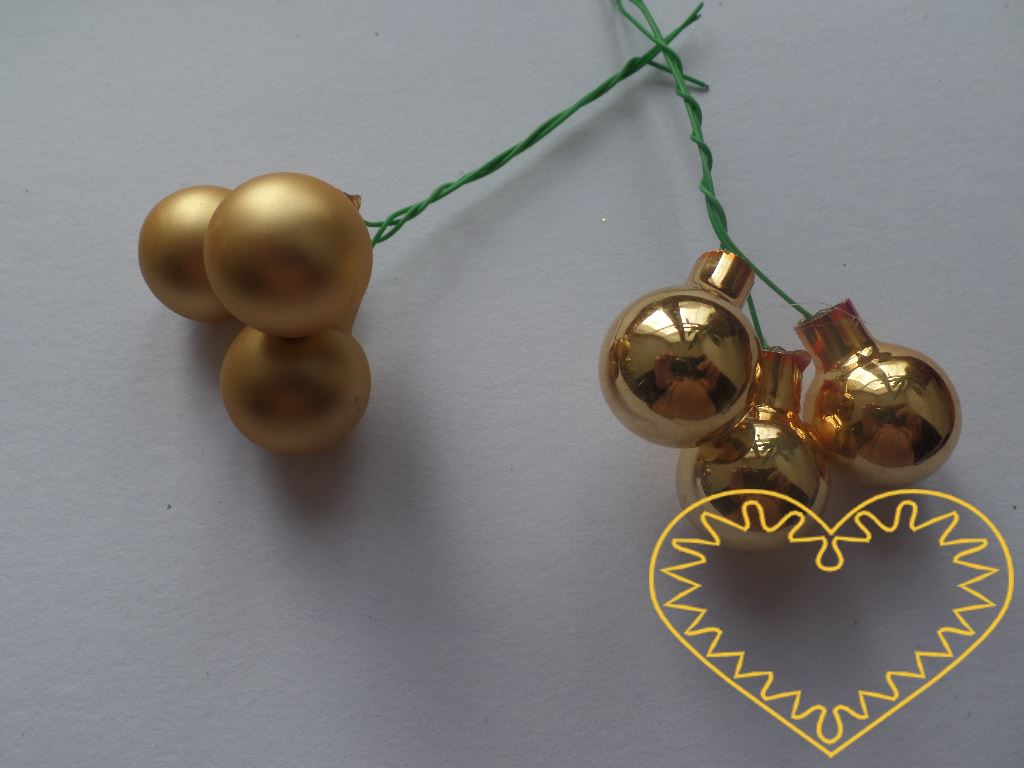 Zlaté skleněné kuličky na drátcích Ø 2 cm - svazek obsahuje 3 kuličky. Sami si zvolte, zda chcete svazek koulí lesklých či matných. Délka drátku cca 8 cm. Krásná přízdoba obzvláště k výrobě adventních a vánočních dekorací.