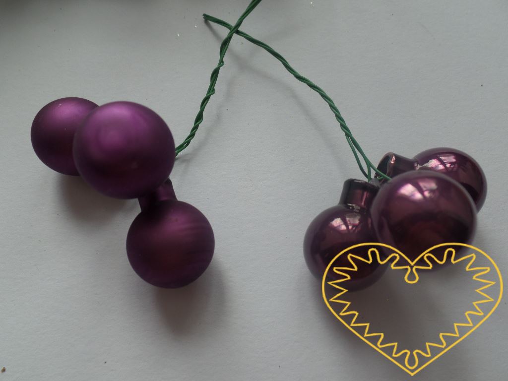 Fialové skleněné kuličky na drátcích Ø 2 cm - svazek obsahuje 3 kuličky. Sami si zvolte, zda chcete svazek koulí lesklých či matných. Délka drátku cca 8 cm. Krásná přízdoba obzvláště k výrobě adventních a vánočních dekorací.