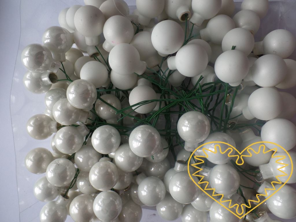 Bílé skleněné kuličky na drátcích Ø 2 cm - 144 ks. V sadě se nachází koule lesklé i matné, což umožňuje tvořit zajímavé aranže.