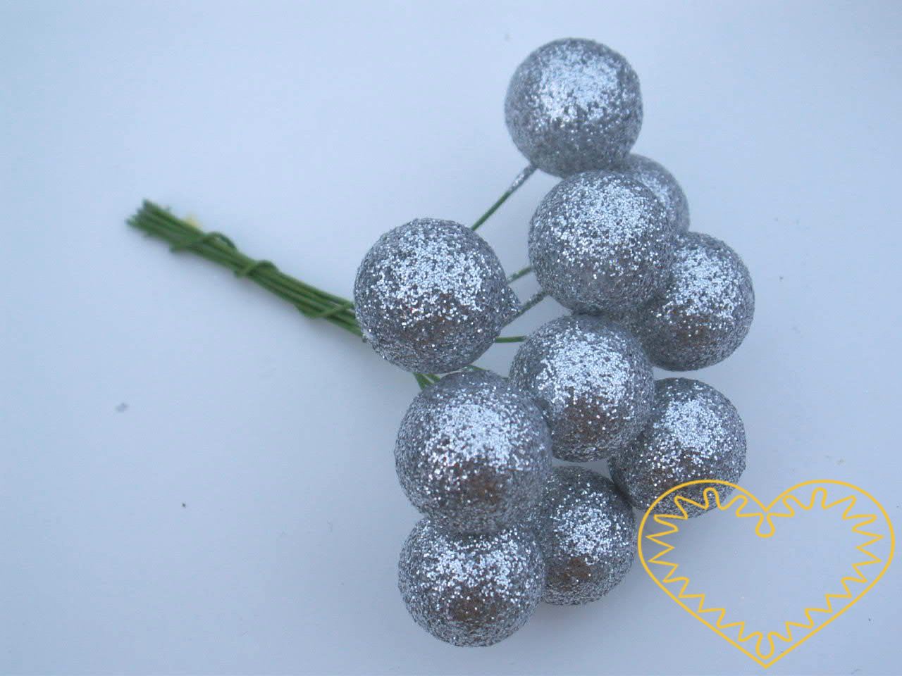 Stříbrné koule na drátcích průměr 2 cm - 180 ks. Polystyrenové koule polepené stříbrnými glitry jsou lehké. Každá koule je upevněna na drátku o délce cca 10 cm.