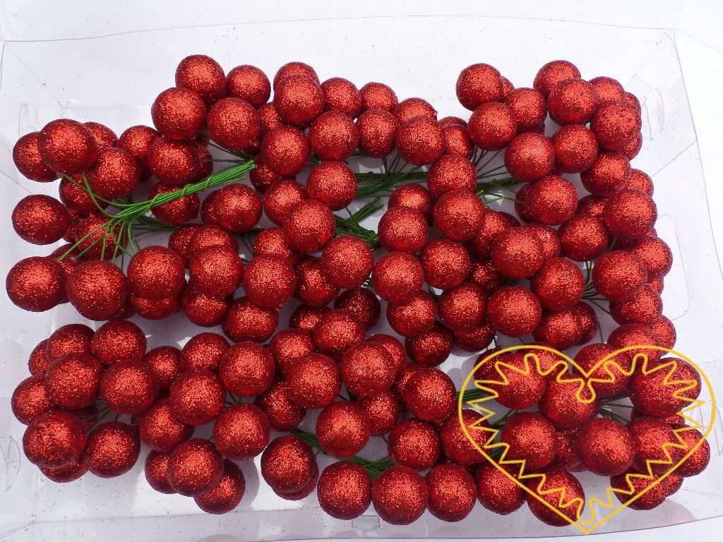 Červené koule na drátcích průměr 2 cm - 180 ks. Polystyrenové koule polepené červenými glitry jsou lehké. Každá koule je upevněna na drátku o délce cca 10 cm.