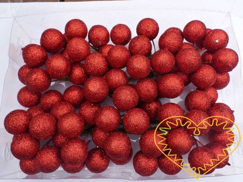 Červené koule na drátcích průměr 3 cm - 80 ks. Polystyrenové koule polepené červenými glitry jsou lehké. Každá koule je upevněna na drátku o délce cca 10 cm. To umožňuje koule různě aranžovat, zapichovat či smotávat do svazečků dle potřeby. Materiál 