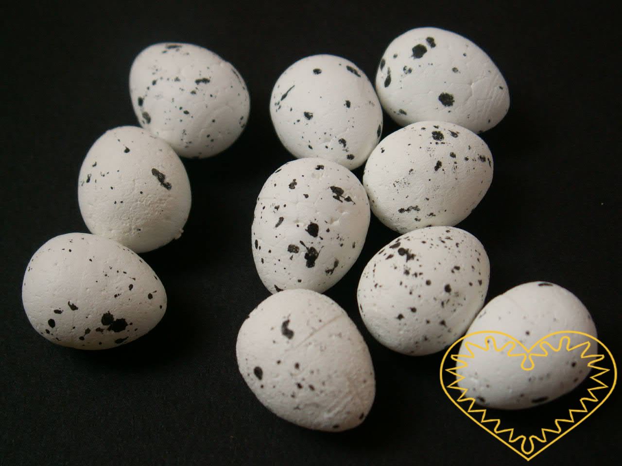 Béžová žíhaná plastová vajíčka výška 3 cm - 24 ks. Vhodné k nejrůznějšímu tvoření - k přípravě dekorací, k aranžování.