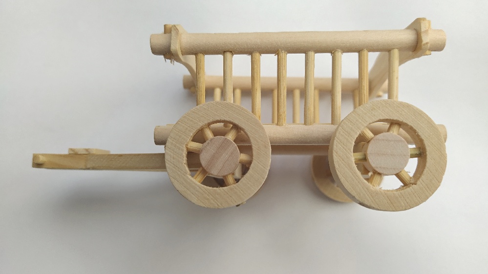 Dřevěný vozík miniaturních rozměrů je vhodný při vytváření nejrůznějších dekorací a zátiší.