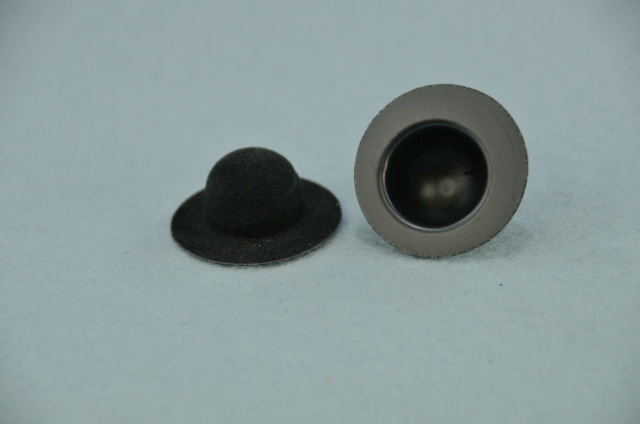Černá semišovaná buřinka 15 / 20 mm - sada 10 ks. Vhodná jako doplněk postaviček či panáčků. Vnější povrch je semišovaný.