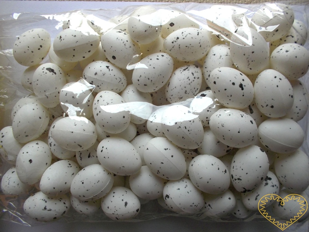 Bílá žíhaná plastová vajíčka výška 3,5 cm - 90 ks. Vhodné k nejrůznějšímu tvoření - k přípravě dekorací, k aranžování.
