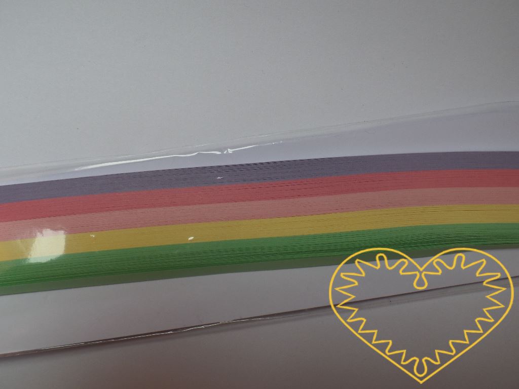 Duhové papírové proužky na quilling. Sada obsahuje 250 ks proužků v pěti barvách (žlutá, oranžová, červená, zelená, modrá) o rozměrech 0,3-0,4 x 29,5 cm. Využijete na originální papírové ozdoby, přáníčka atp.