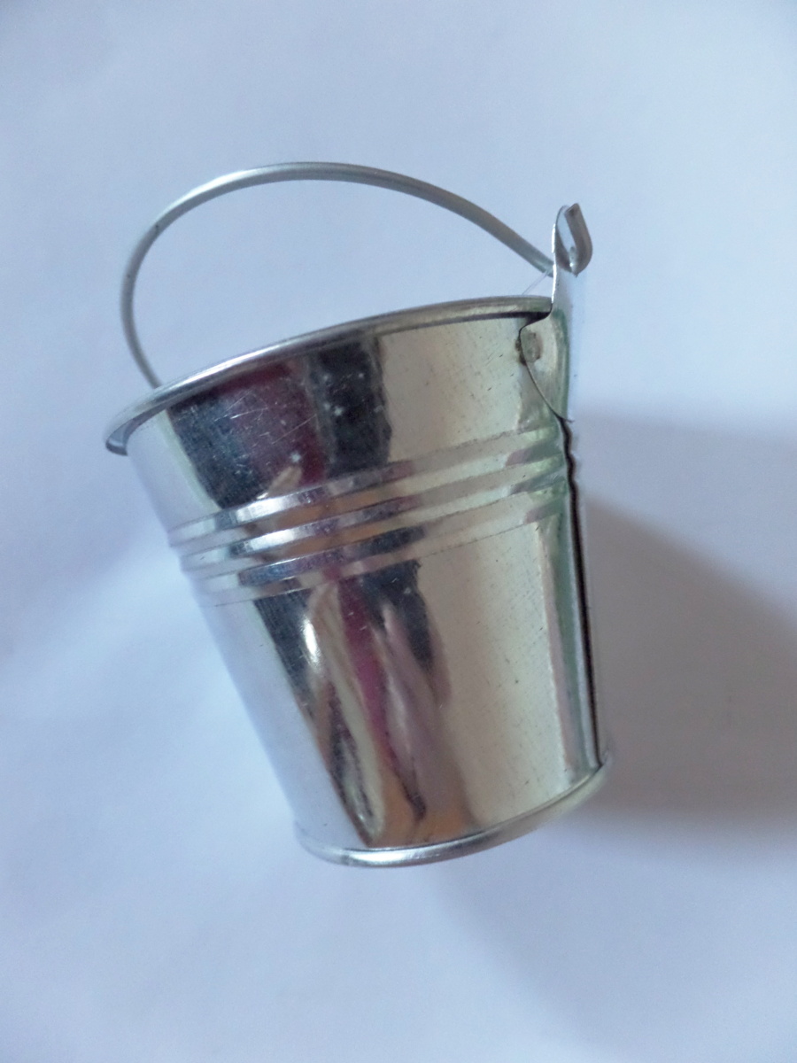 Plechový kýblíček - kbelík stříbrné barvy vhodný k vytváření rozličných dekorací.