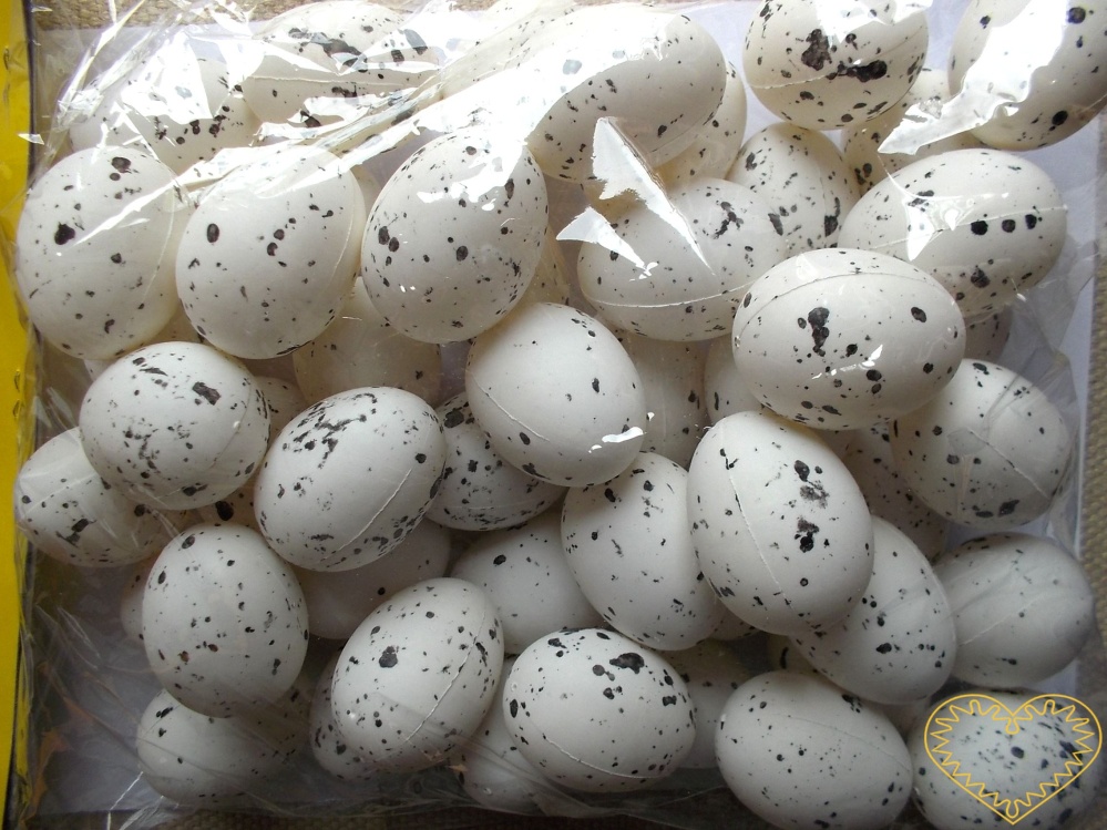Bílá žíhaná plastová dutá vajíčka výška 4,5 cm - 48 ks. Vhodné k nejrůznějšímu tvoření - k přípravě dekorací, k aranžování.