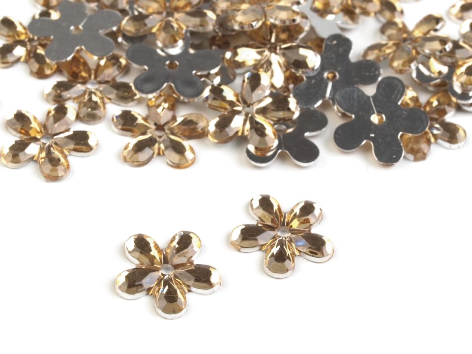 Našívací kytičky zlaté - průměr 11 mm - 100 ks. Vhodné k dekorování tašek, kabelek, triček, klobouků, čepic, bot, bytového textilu, při výrobě maňásků, panenek, přáníček ad. Broušené plastové květy mají mnohostranné využití. Originálně vám ozdobí odě