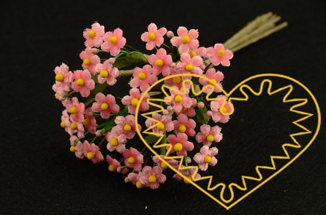 Pomněnky růžové - vývazek roztomilých drobných kvítků barvy růžové, se žlutými středy. Svazek se skládá z 10 menších svazečků, v každém svazečku jsou 4 kvítky a dvě kulatá poupátka. Celkem je tedy ve svazku 60 kvítků a poupátek. Svazek se dá rozebrat