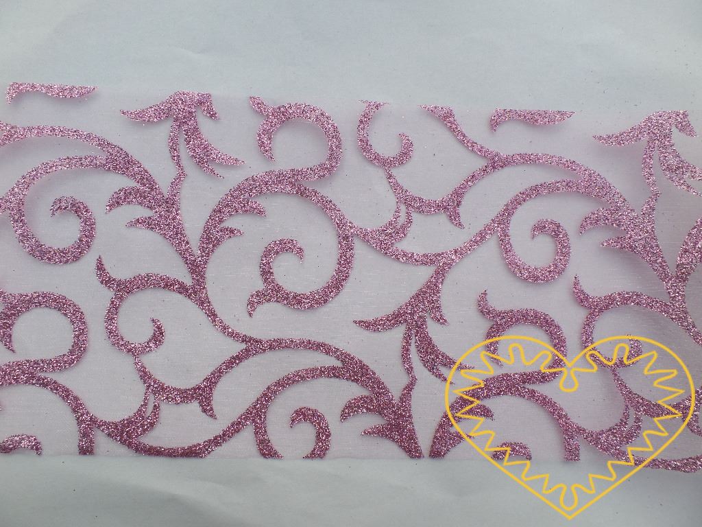 Organza růžová s glitrovým vzorem - šíře 12 cm, délka 9,14 m, neobroubená. Organza má široké využítí - k dekoračním účelům, k šití, do květinových aranžmá, pro výzdobu slavnostní tabule, k balení dárků, jako mašle, na výrobu broží i dalších ozdob.
