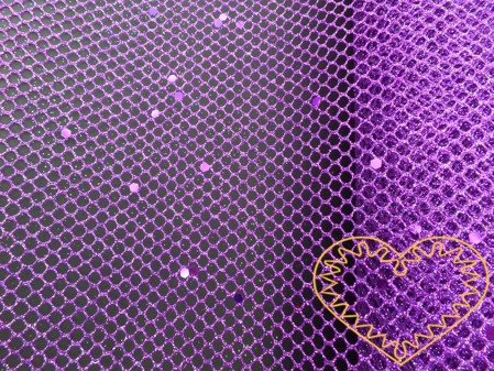 Fialová síťovina s glitry - šíře 48 cm. Vhodná k dekorování, aranžování, pro výzdobu slavnostní tabule, balení dárků, výrobu ozdob apod.