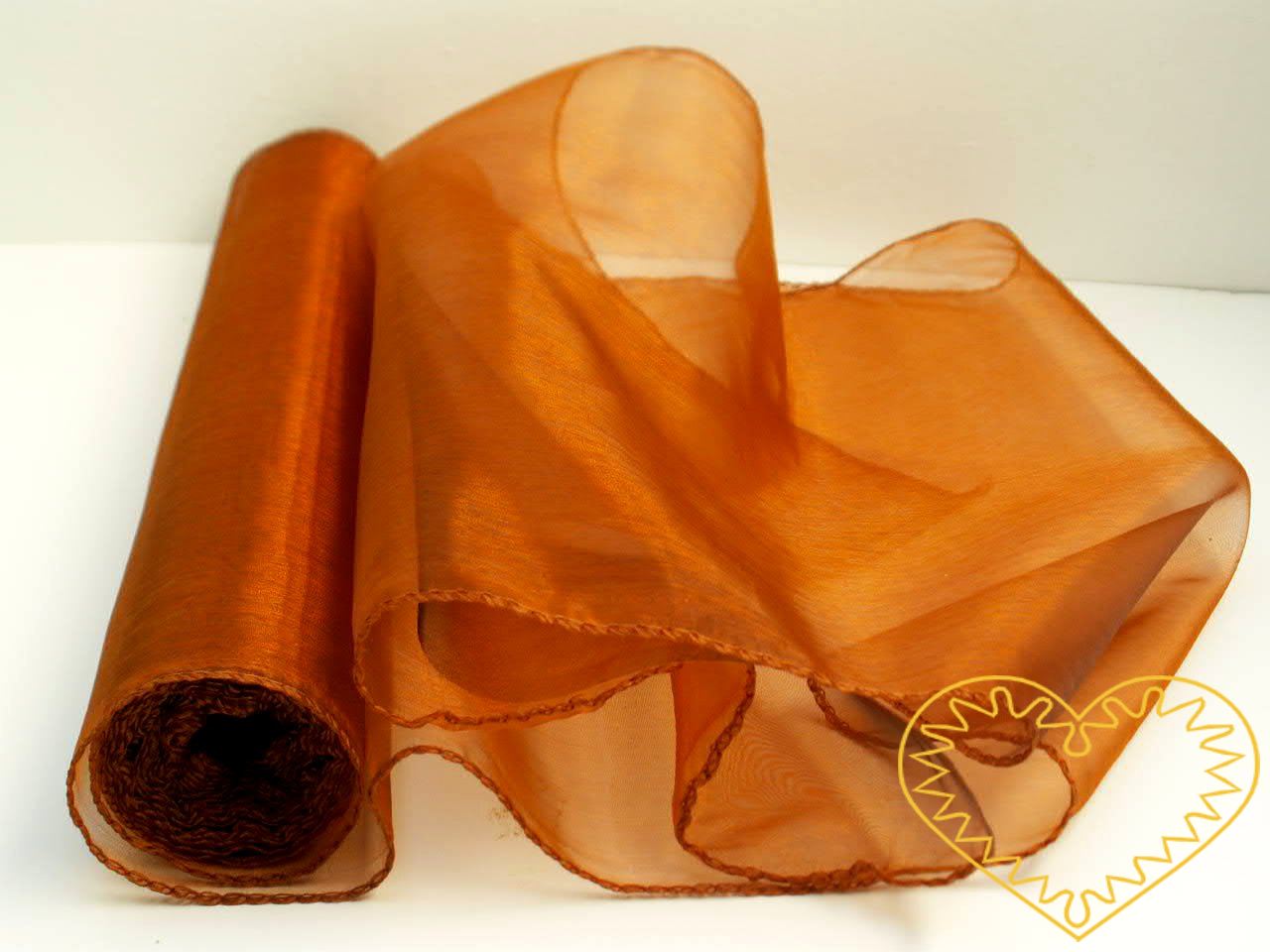 Hnědá organza s nádechem bronzu, šíře 38 cm, délky 8,22 m, z obou stran obroubená.