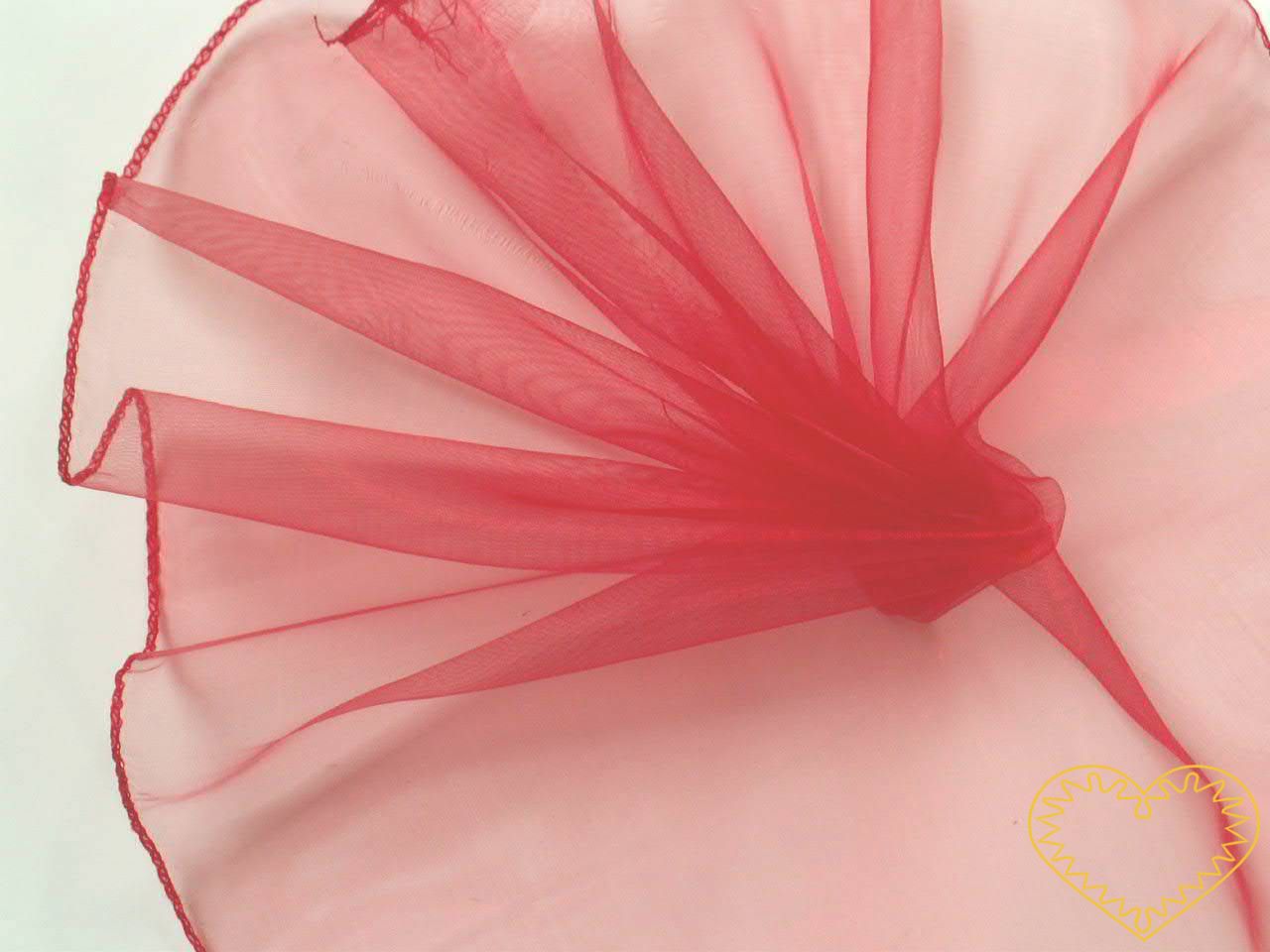 Červená organza šíře 39 cm a délky 8,22 m, z obou stran obroubená. Vhodná k dekorování, šití, aranžování, pro výzdobu slavnostní tabule, balení dárků, výrobu ozdob apod.