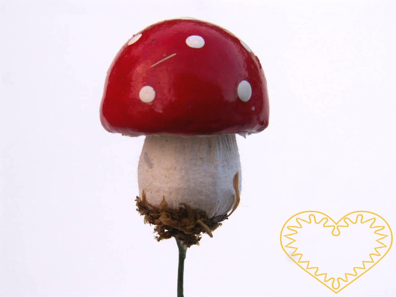 Muchomůrka v mechu - na drátku. Velikost muchomůrky je 3 cm. Na spodní části nohy je nalepen mech, houba tak vypadá opravdu věrohodně. Díky drátku (15 cm) se dá muchomůrka zapichovat do různých dekorací a aranžmá, popř. smotávat do svazečků. Vhodné h