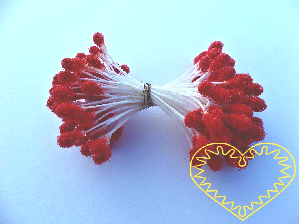 Červené květinové pestíky chomáčky - 72 hlaviček. Vždy 2 hlavičky jsou spojeny šňůrkou. Vhodná pomůcka pro výrobu květinových dekorací, jak z plsti, látky i papíru.
