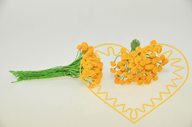 Žluté květinové středové pestíky 5 mm - 72 ks. Vhodná pomůcka pro výrobu květinových dekorací z plsti, látky i papíru. Tento středový pestík je vhodný zvláště na vytváření kopretin, heřmánků a podobných květine. Každý pestík je na samostatném zeleném