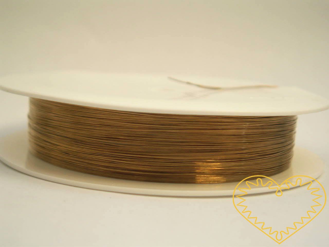 Drátek zlatý Ø 0,18 mm, návin 20 m. Kvalitní drátek, který je vyrobený v Německu a je hodně lesklý. Jádro drátu je měděné a drát je povrchově několikrát lakovaný. Využijeme jej například k výpletu a omotávání korpusu šperku ze silnějšího drátu, k pal