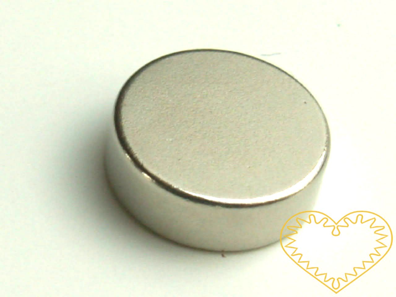 Super silný magnet kulatý Ø 3 cm. Udrží velké zatížení - až 20 listů papíru A4 Vhodné na magnetickou tabuli, nástěnku, flipchart či doma na lednici. Lze je využít jako základ pro tvorbu vlastních originálních magnetů.
