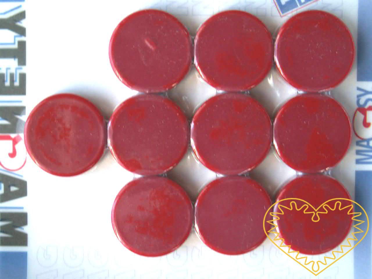 Sada 10 kusů červených kulatých magnetů Ø 2 cm. Vhodné na magnetickou tabuli, nástěnku, flipchart či doma na lednici. Lze je využít jako základ pro tvorbu vlastních originálních magnetů.