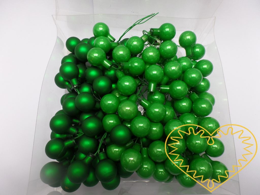 Zelené skleněné kuličky na drátcích Ø 2 cm - 144 ks. V sadě se nachází koule lesklé i matné, což umožňuje tvořit zajímavé aranže.